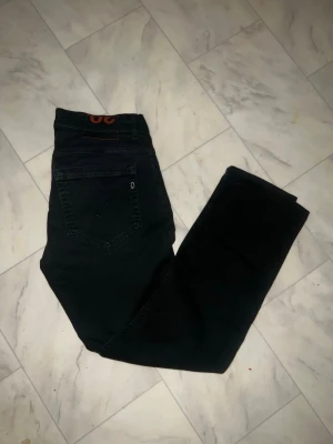 Svarta Dondup jeans - Feta Dondup jeans. W30. Skick 10/10. Endast använda 1 gång. Skriv vid intresse eller fundering. Priset kan diskuteras!!