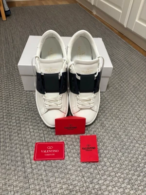 Valentino skor - Skit snygga Valentino skor i mörk blå färg. Storlek 44 och i ny skick. Pris går att förhandla om. Meddela mig om frågor och funderingar ⚜️⚜️⚜️