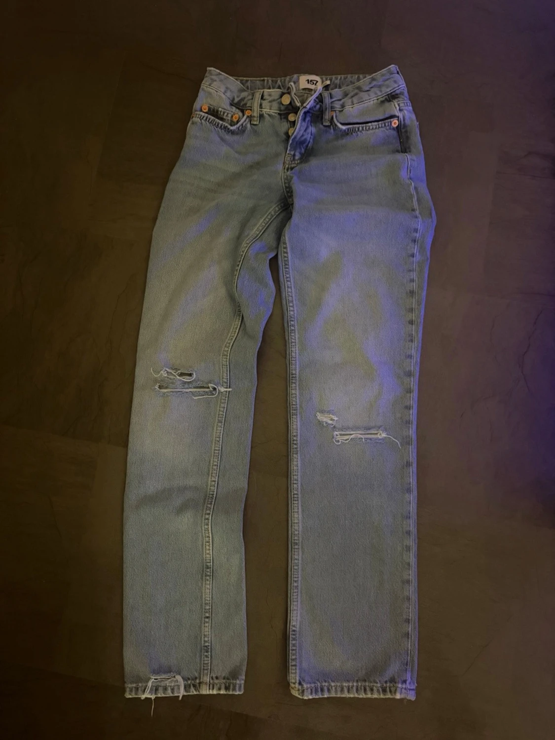 Ljusblå slitna jeans 