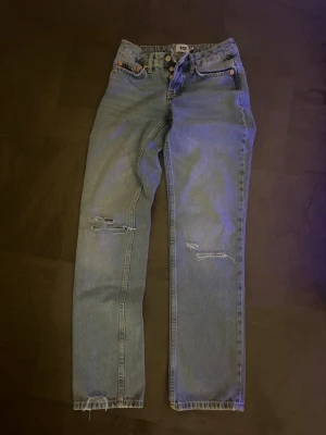 Ljusblå slitna jeans  - Jag säljer mina jeans från 157