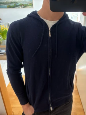 Mörkblå Kashmir Zip - Mörkblå Kashmir zip i storlek XS men sitter som S. Modellen är ca 180, 70kg. Hör av er vid minsta fundering