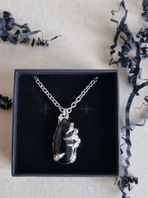 Handgjort halsband med agatdroppe  - Material-rostfritt stål 