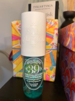 Sol de Janeiro 39 Coco cabana - 90 ml sol de Janeiro cheirosa 39, gamla versionen 🤍 🥥  köpt den på vinted men använder inte. Saknas etikett i botten  🤍 testad några ggr 