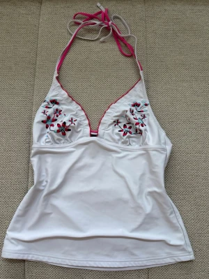 Topp med broderi - Superfin topp i storlek 36 med stretchigt material. Säljer då den ej kommit till användning för mig. Köptes second hand och kan tyvärr inte hitta ett märke på den