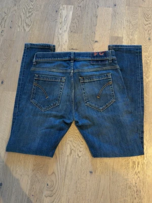 Dondup jeans  - Säljer nu dessa stilrena blå Dondup george Jeansen, st 31 i midjan men sitter väldigt liten i storleken. Vill bara bli av med dom därför lågt pris.