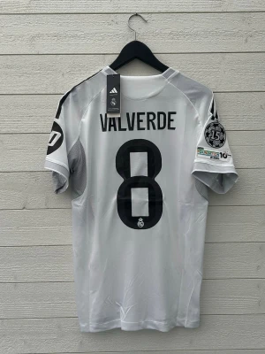 Valverde Real Madrid Fotbollströja - Säljer en Real Madrid fotbollströja med Valverde 8 på ryggen som är helt ny med prislapp!