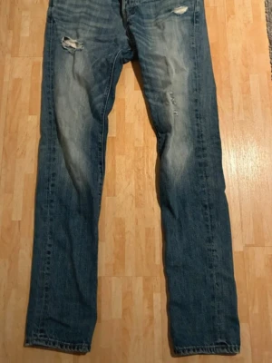 Abercrombie & Fitch jeans - Eftertraktade jeans från Abercrombie & Fitch med unika slitningar. Storlek W31 L32. Kom privat för funderingar eller för att se bild på passform! Skriv vid minsta fundering 