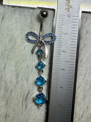 ✨ NY oanvänd navelpiercing med hänge - Kirurgiskt stål 316L  - ✨ NYTT oanvänt smycke i kirurgiskt stål! 🌸 Hållbart & Rostfritt: Slitstarkt 316L-stål som inte oxiderar eller rostar av fukt. 🌸 Säkert: Industristandard, skonsamt för läkta piercingar.  🛍️ 30 % BUNDLE-RABATT! Köp fler artiklar från min shop och få 30 % på allt! ✨ 📦 Frakt: Endast spårbart via Plick SafePay för vår trygghet.