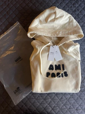 Hoodie - Ami Paris - ✨ Beige AMI Paris hoodie ✨  • Trendig & stilren design 🤍   • Fint skick 👕   • Supermjuk & skön kvalitet ☁️  • Strl S men passar mer som M. ‼️  📦 Skickar supersnabbt!   💬 Priset kan diskuteras vid snabb affär