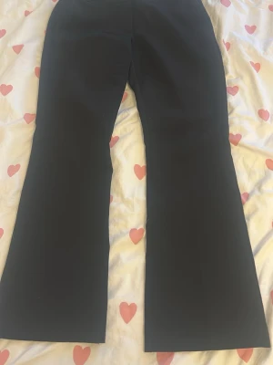 Svarta kostymbyxor från Bik Bok - Stilrena svarta kostymbyxor från Bik Bok i modellen Vera.  Säljer då de är för stora. Priset går att diskutera vid snabba köp 