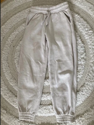 Mjukisbyxor - Säljer ett par beige mjukisbyxor från Lindex i strl 134/140. Mycket bra skick!