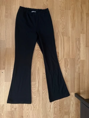 Svarta bootcut leggings  - Leggings med bootcut-modell med utsvängda ben och resår i midjan för skön passform. 