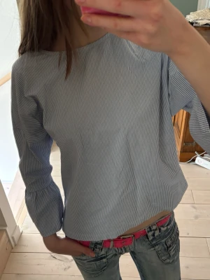 Blå randig blus - Superfin blå randig blus!