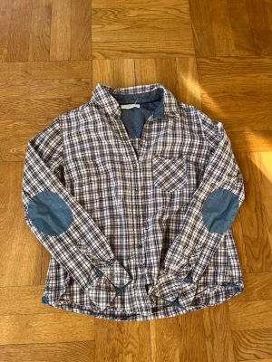 Rutig skjorta från L.O.G.G. - Fet rutig skjorta från LOGG. Lappen är avklippt men det är storlek S. Funkar fint som overshirt. Skriv vid eventuella funderingar😁