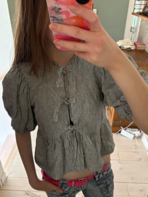 Randig knytblus - Superfin knytblus, köpt i New York!💕