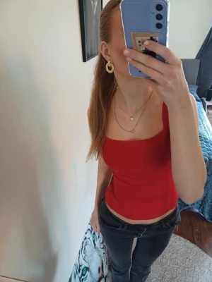 Röd ribbad linnetopp - Snygg röd ribbad linnetopp med breda axelband och croppad passform. Perfekt till jeans eller kjol för en trendig look. Materialet känns mjukt och stretchigt, vilket gör toppen bekväm att bära hela dagen. Perfekt för sommaren. Skriv om ni har frågor. ❤️