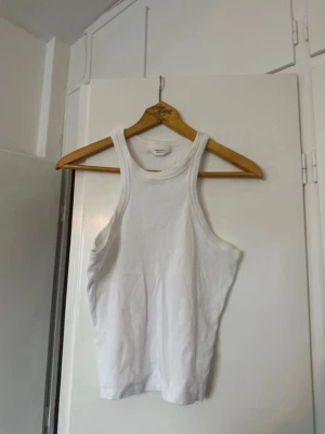 Vitt linne - Vitt, ribbat linne från Gina Tricot i storlek L, sitter mer som en M.