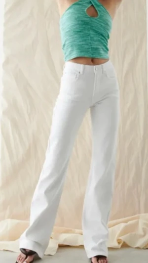 Vita bootcut jeans från ginatricot - Vita jeans från ginatricot, jättefin passform, använda max 3 gånger. 💕Strl 34