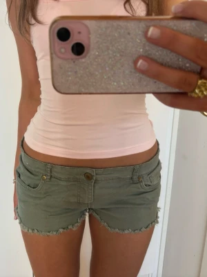 Lågmidjade vintage khaki shorts - Så snygga Lågmidjade vintage khaki shorts! Midjemått rakt över:39. Jag är 168 och det är mina bilder, köp via köp nu direkt eller Swish, kvar tills markerad som såld 💖 