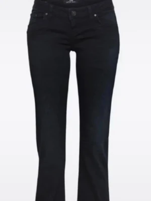 Lågmidjade Ltb jeans  - Säljer mina Ltb jeans för de kommer inte längre till användning. Har små defekter som visas på bilderna och är lite utvättade, alltså har färgen ändrats lite från svarta till mer nattblå. Nypris är 799kr☺️storlek W24 L30