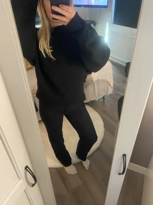 Svarta kostymbyxor - Säljer ett par svarta kostymbyxor med raka ben😊