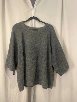 Grå  stickad tröja - Säljer super skön och fin stickad tröja💞