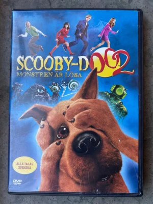 Scooby doo 2 - DVD-film med Scooby-Doo 2: Monsters Unleashed. Filmen har svenskt tal. Speltid 89 minuter. Rekommenderas från 7 år.  Finns på språk: Svenska, Engelska, Finska    OBS!! skivorna är begagnade så det kan förekomma repor/hairlines på skivorna, men då jag kollar igenom alla filmer jag säljer garanterar jag att alla funkar felfritt om inget annat står! :)