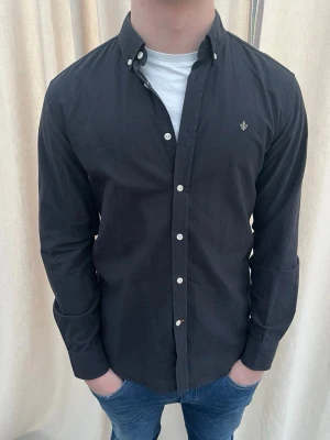 Morris skjorta - Riktigt snygg skjorta från Morris. Strl M, personen på bilden är 184 cm lång. Mycket bra skick. Skicka gärna prisförslag. Kika in min profil för mer schyssta plagg