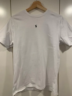 Vit t-shirt från Ralph Lauren - Klassisk vit t-shirt från Ralph Lauren. Mycket bra skick, nypris ca 1200 vårt pris 299!