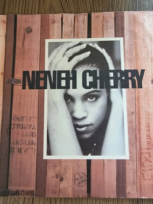 Neneh Cherry vinylsingel - Vinylsingel med Neneh Cherry, omslaget har ett träinspirerat mönster och svartvit foto på framsidan. Låtarna inkluderar 'Inna City Mamma', 'The Next Generation' och 'Kisses on the Wind'. Perfekt för dig som gillar klassisk hiphop och pop.