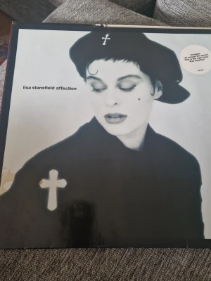 Lisa Stansfield Affection vinyl - Vinylskiva med albumet 'Affection' av Lisa Stansfield. Omslaget är svartvitt med artistens namn och albumtitel tryckt på framsidan. Skivan innehåller låtar som 'All Around the World' och 'This is the Right Time'. Perfekt för dig som gillar soul och pop från 80-talet.