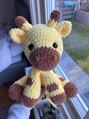 Virkad giraff🦒💛 - Supersöt virkad giraff som blev större än väntat😅 Men hur söt? Tillräckligt stor att krama och kan sitta själv i sängen🩷🦒