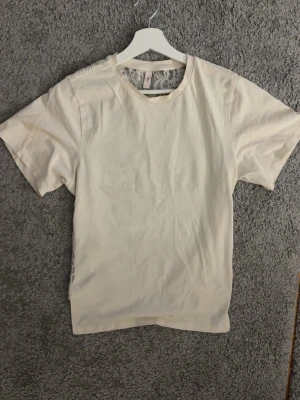 Beige topp med spetsdetaljer - Säljer en super fin tröja med spets i hela ryggen 💕💕.