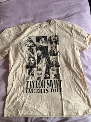 Taylor Swift The Eras Tour t-shirt - Säljer en beige t-shirt med tryck från Taylor Swift The Eras Tour. I princip aldrig använd!