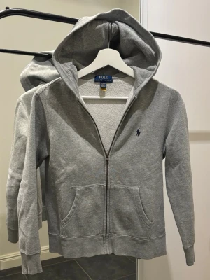 Ralph Lauren zip hoodie - Zip hoodie from Ralph Lauren, grå, stl M 12 år (som en XXS). Superfint skick! Inga fläckar eller annat. Kan skickas / hämtas. 💕