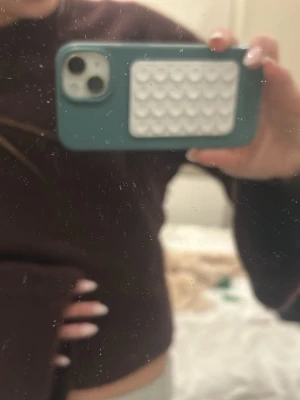 Vinröd stickad tröja Gina Tricot - Aldrig använd.Ljuset gör så den ser brun ut men den är vin röd!Mysig vinröd stickad tröja från Gina Tricot i ullblandning. Tröjan har rund halsringning och långa ärmar, perfekt för kyliga dagar. Enkel och stilren design som passar till det mesta.