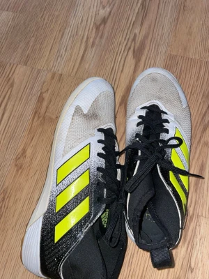 Adidas vita och svarta fotbollsskor - storlek 41, sparsamt använda.