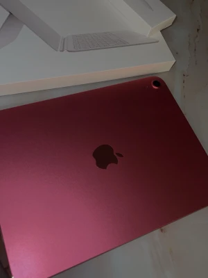 Rosa Apple iPad A16 - Säljer min snygga rosa Apple iPad med stilren design.  Perfekt för studier, streaming eller kreativt skapande. Laddare ingår ej. Använd mindre än 1 år. Batteri hälsan 100%