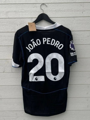 Joao Pedro Chelsea Fotbollströja - Säljer en Chelsea fotbollströja med Joao Pedro 20 på ryggen som är helt ny med prislapp!
