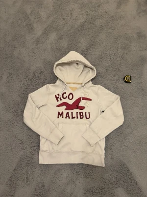 Vit vintage hoodie från hollister - Säljer en snygg vit vintage hoodie från hollister i storlek S. Tröjan är jövligt fet och sitter bra på någon som är ungefär 170-180. Tröjan är ganska sällsynt och väldigt eftertraktad pga dens unika look och att den inte tillverkas längre. Priset går absolut att diskuteras så tveka inte med att lägga prisförslag! ⚠️tröjan måste. Tvättas då den har ett par fläckar på sig⚠️