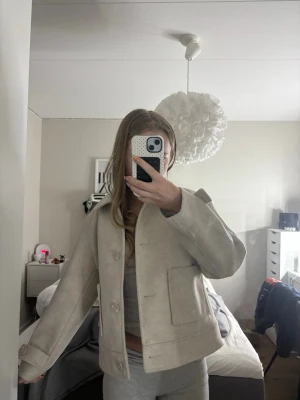 beige kappa  - Beige kappa från Lager 157 i storlek 160 från deras barnavdelning💗säljer eftersom den har blivit förliten. Hör av dig vid frågor eller funderingar💗