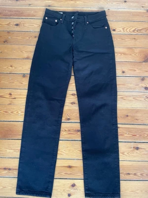 Svarta Levi’s jeans - Kanppt använda jeans från Levi’s❤️501’s  W25 L30