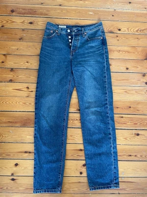 Blå jeans från Levi’s - Kanppt använda jeans från Levi’🩷💓 501’s  W25 L30