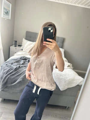 Beige v-ringad topp - Säljer en beige v-ringad topp med korta ärmar. Det är fantastiskt material och väldigt fin 💞