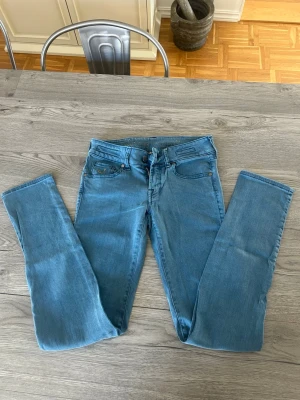 Jacob Cohen  - Säljer ett par sjukt snygga blå jeans från Jacob Cohen i otroligt bra skick !!
