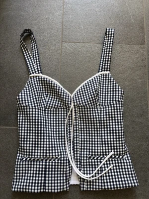 Rutig topp - Snyg rutig topp från Zara. Endast använd en gång