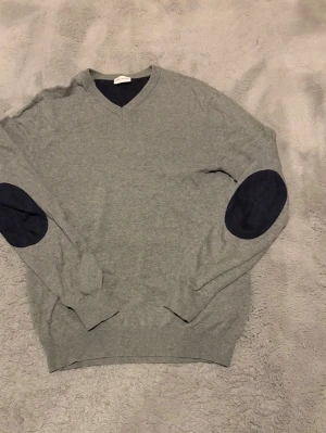 || John Henric tröja || S  - || Märke: John Henric || Storlek: S || Skick: 8/10 || Nypris: 1229kr || Mitt pris: 229kr || Färg: Grå || Inga hål eller liknande defekter ||