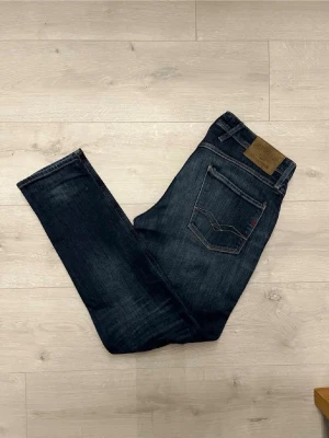 Replay jeans  - Hej! Säljer dessa replay jeans//lappen där modellen står är borta men det är ett par anbass//mycket fint sick//fråga gärna! 