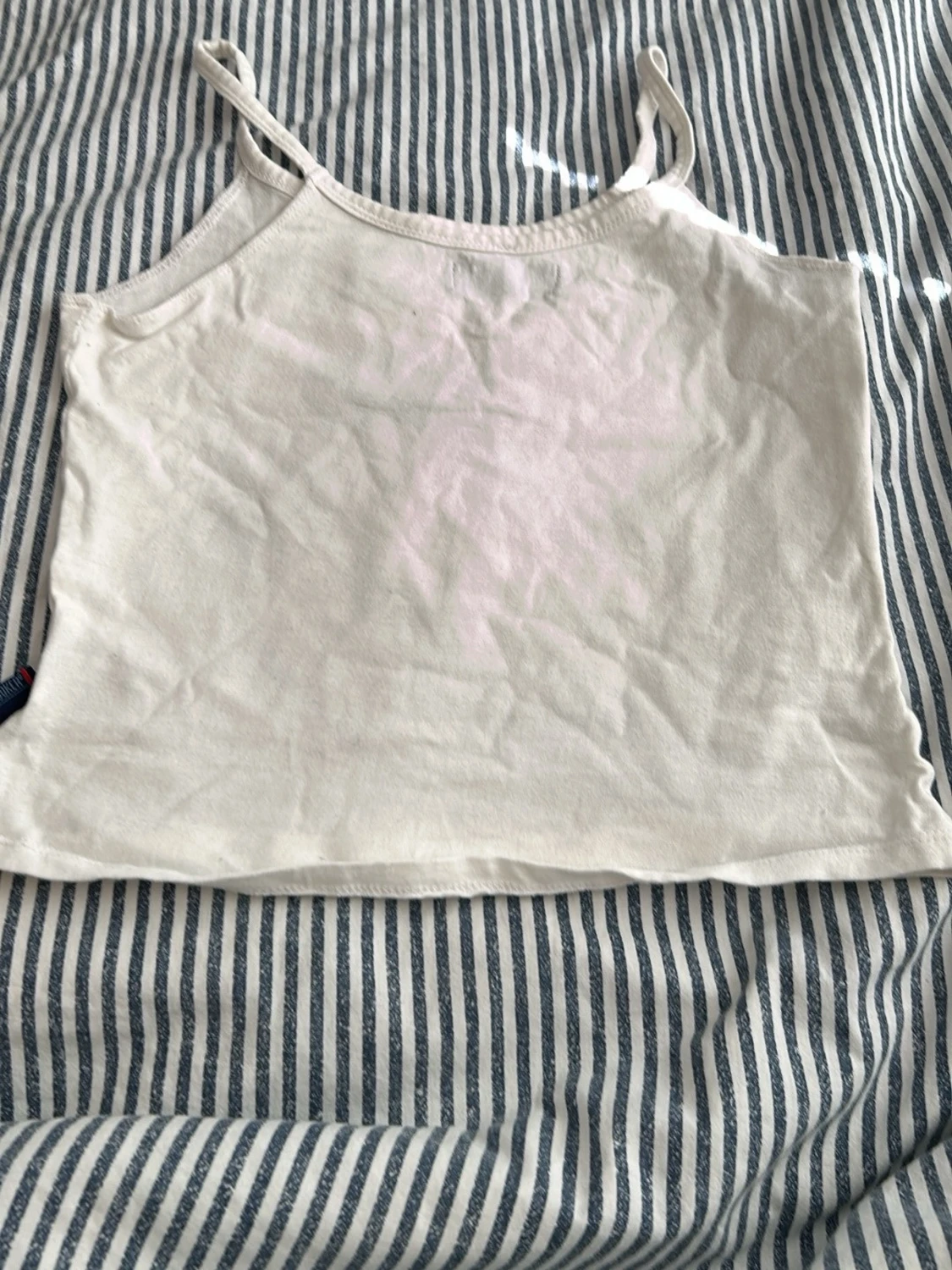 Vit croppad linne med rocktryck - 1