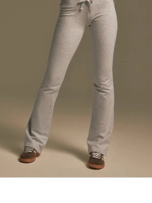 Grå mjukisbyxor från Nelly - Snygga grå mjukisbyxor från Nelly med utsvängda ben och dragsko i midjan. Tillverkade i mjukt och stretchigt material som känns skönt mot huden. Perfekta för en avslappnad och trendig look.